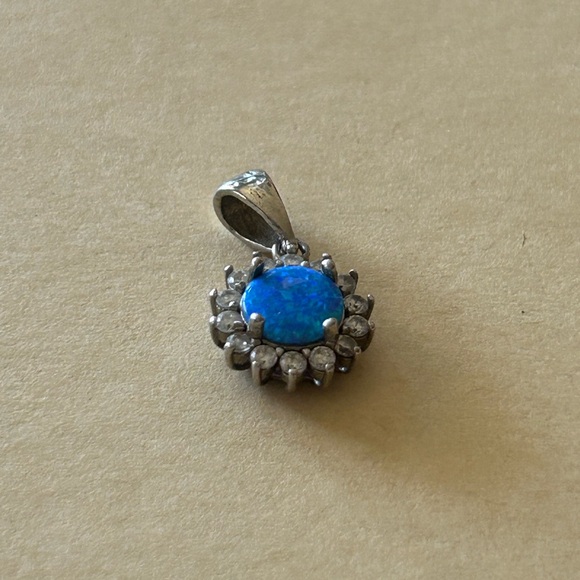 Sterling silver sun with blue stone pendant - Picture 2 of 3